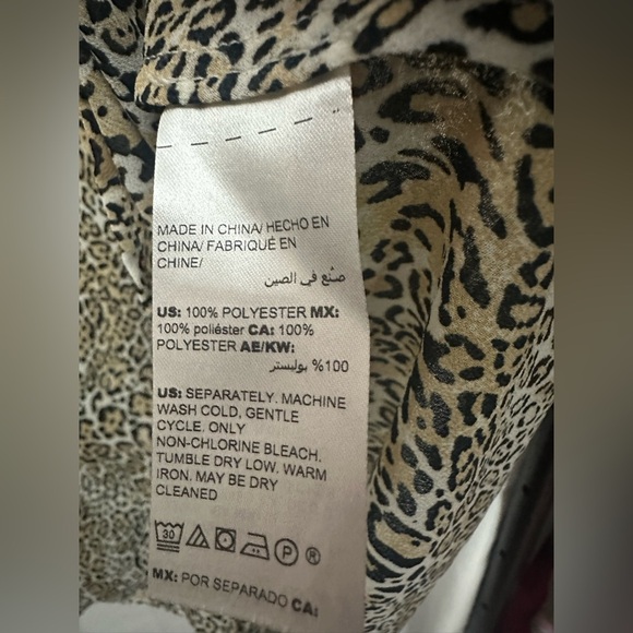 Chicos Convertible Cheetah Print Shirt Size Large Relaxed Lightweight Button Up - Picture 6 of 6